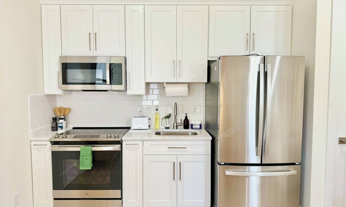 Poiciana Park II Casa | NEW 1BR 1.5BA Modern Palm Beach Cottage