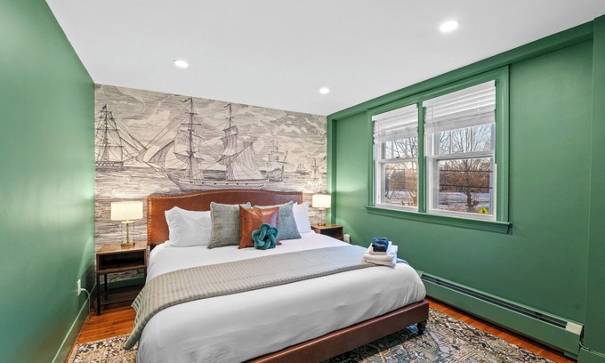 Salem Apartamento | NEW 1BR on Salem Common l Steps to Witch Museum and Downtown l Fenced in Yard
