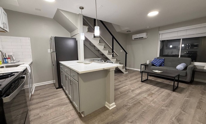 Burns Park Apartamento | * NEW * 1BR Retreat | Heart of Campus w/Parking