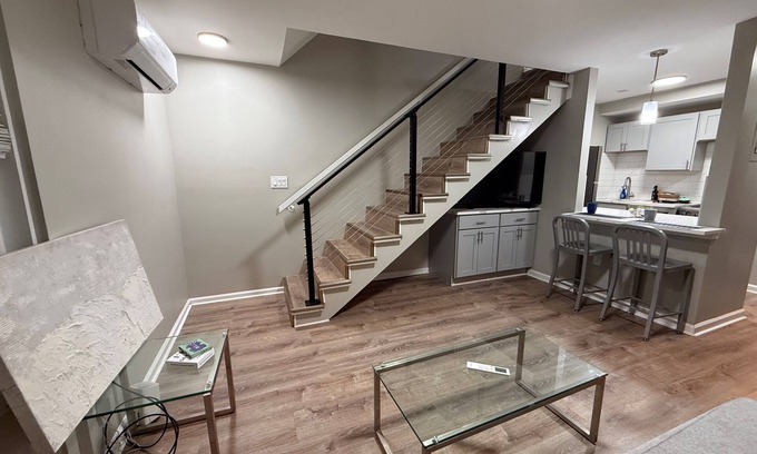 Burns Park Apartamento | * NEW * 1BR Retreat | Heart of Campus w/ Parking