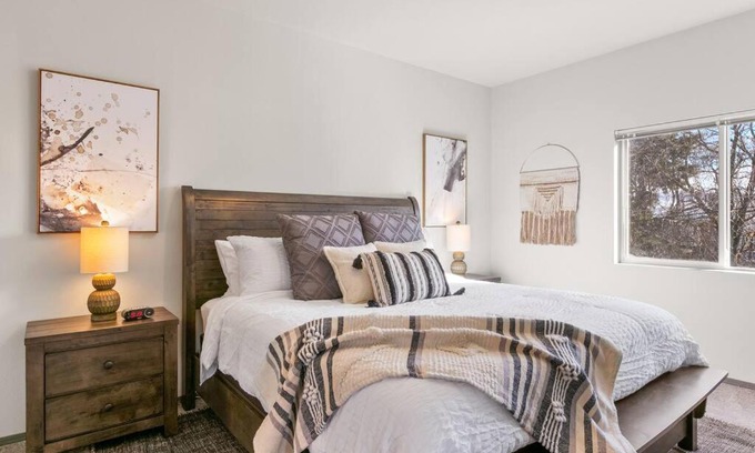 South Perry District Apartamento | New 2 Bed 2 Bath Near Perry Dist and DT