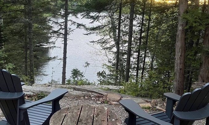 Hastings Highlands Cabaña | New 2-bedroom cottage in Bancroft Ontario, fully renovated on the lake