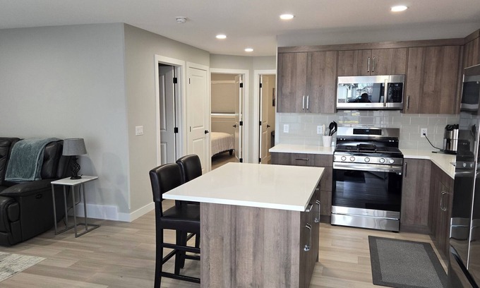 Medicine Hat Apartamento | New! 2 Bedroom Ground Floor Unit With Parking, Separate Entrance. Full kitchen.