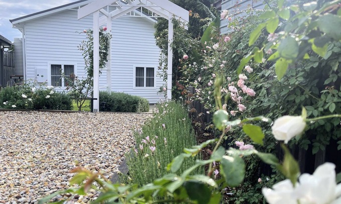 Coffs Harbour Cabaña | New 2 Bedroom Hamptons style Cottage, close to beaches, cafes and city centre.