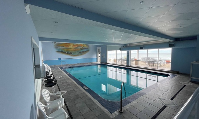 Geneva Condominio | NEW 2-Bedroom Lakefront Condo with private beach/indoor pool-rent 3/ 4th free