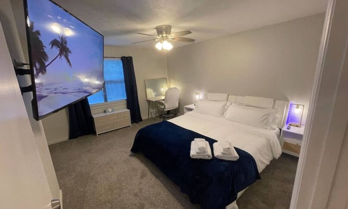 Commerce Apartamento | NEW! 2 King Beds, 86" RokuTV, LED Headrests & Grill
