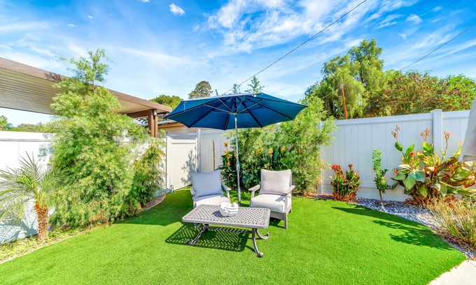 Woodland Hills Casa | New! 2 King-Suites w/backyard by Topanga Mall close to LA's Tourist's Sites