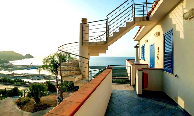 Capo d'Orlando Apartamento | apartamento de dos habitaciones con vista al jardín con balcón con vistas al mar en Capo d'Orlando