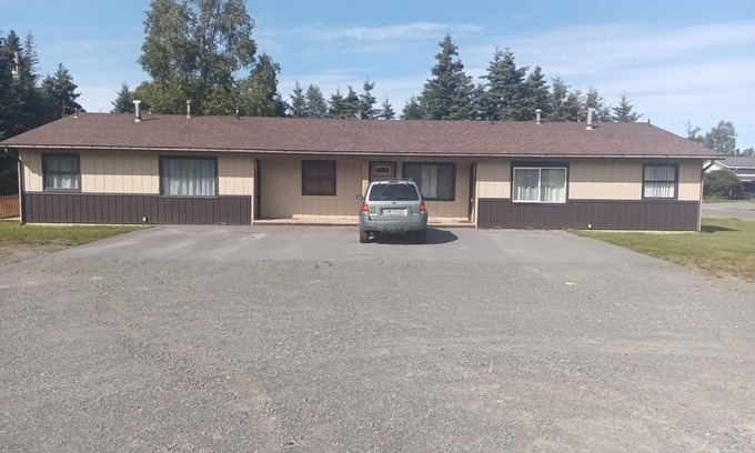 Kenai Apartamento | FREE CAR RENTAL INCLUDED! Minutes from Kenai River. 2 bed 1 bath.