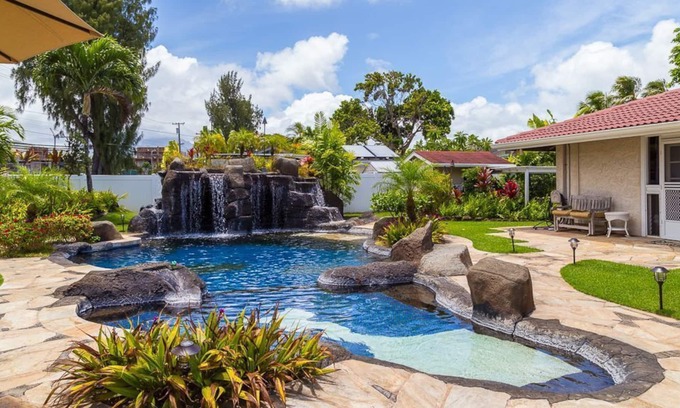 Kailua Cabaña | Nuevo 2Bd / 2Ba, pasos a la playa, cocina de lujo, baño, sala de estar y piscina!