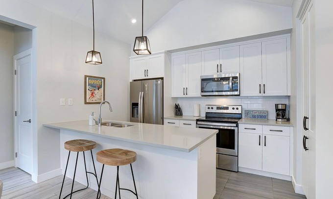 Sun Peaks Condominio | Nuevo 2Bd 2Bth, Ski / Ski Out Condo!