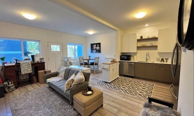 Langford Casa | NEW 2BR Victoria Suite: Family, Pet, Work-Friendly
