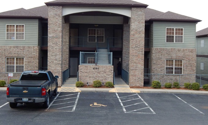 Branson West Condominio | Nueva 3 Dormitorio 3 Baño Walk En StoneBridge Condo cerca de Silver Dollar City