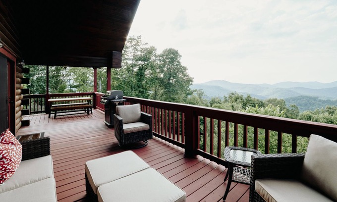 Bostic Cabina | New! 3 Bedroom Cabin with Stunning Views & Hot Tub
