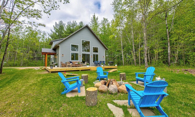 Hayward Chalet De Esquí | New 3 Bedroom Chalet on 26 acres, private 4 acre water feature, next to trails.