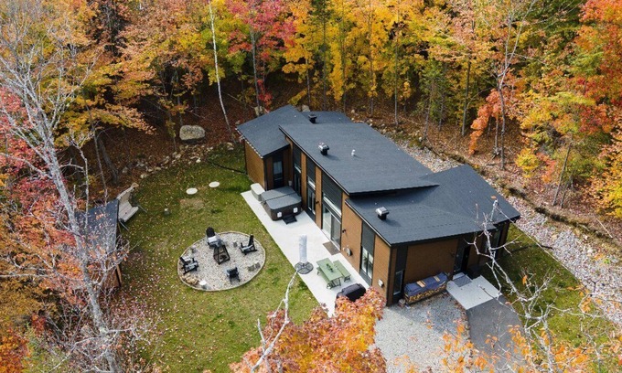 Chertsey Chalet De Esquí | New 3 bedroom chalet with hot tub only 1h away from Mtl