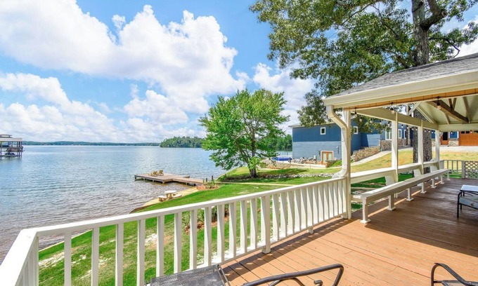 Dadeville Casa | NEW! 3 bedroom lakefront home with wheelchair accessibility, sleeps 8!