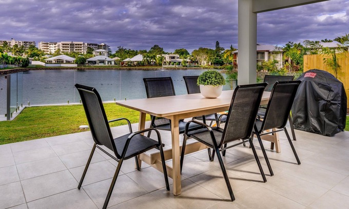 Trinity Beach Villa | Nueva villa de 3 dormitorios junto al lago con cancha de tenis y piscina de entrenamiento
