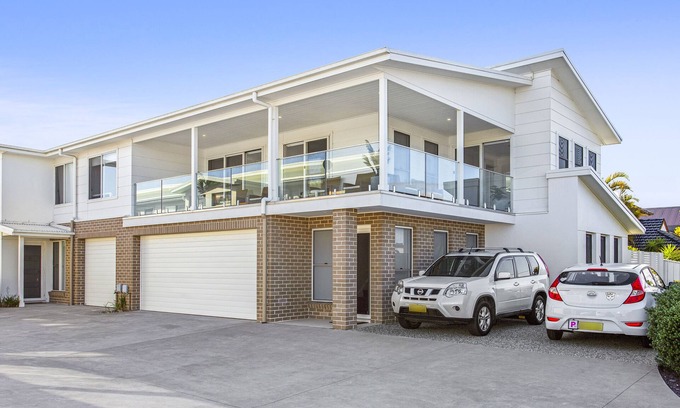 Lake Illawarra Apartamento | New 3 bedroom Townhouse - 6 Adults & 2 children, a few mins walk to Beach & Lake