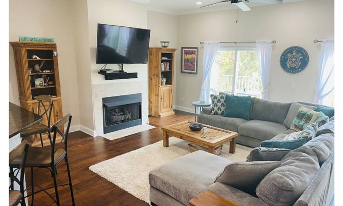 Charleston County Casa | New 3 BR Townhouse, 2 miles from Downtown Folly