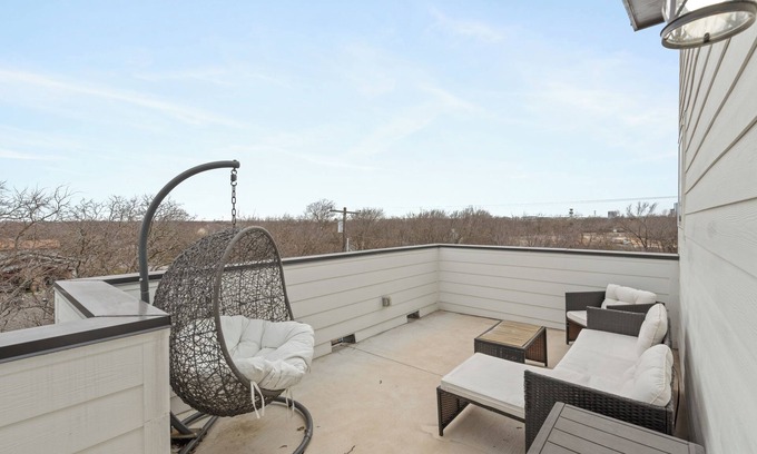 North Austin Civic Association Condominio | NEW! 30 day + designed for working professionals