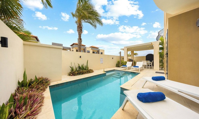 Gold Coast Casa | NEW 3BR - 0.5 Miles to the Beach w/ Private Pool, Gym, BBQ in a Gated Community
