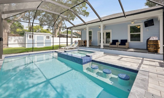 Riverside Heights Casa | Bungalow Nuevo y Moderno con Piscina, Spa y Barra en la piscina