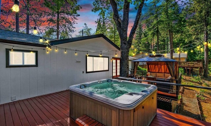 Glencoe Cabina | NEW: 3BR, private HotTub, FireTable, BBQ, AC, Dogs OK, WIFI