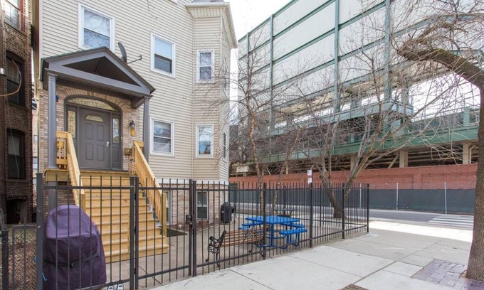 Wrigleyville Condominio | Nueva residencia 3BR adyacente a Wrigley Field | Patio exterior | parrilla de barbacoa