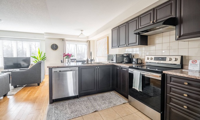 Thorold Apartamento | New 3BR Townhouse, Minutes to Niagara Falls and Brock University by GLOBALSTAY