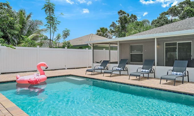 Jupiter Casa | **NEW 4/2 pool home, private backyard, close to everything.