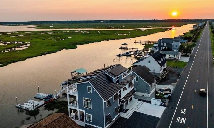 Cape May Court House Casa | New 4,500 Sq.ft. 14 Guests, 5 Bed, 5 Bath, SkyDeck, Spa, Elevator, Docks, WiFi.