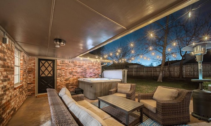 Oklahoma City Casa | NEW 4 BDR OKC Hot Tub/ Pool Table 12 Point Getaway