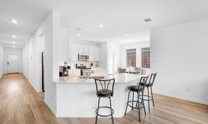 Fate Casa | New 4-bed, 2 bath, serene, stylish, amenity-rich haven for comfort and luxury.