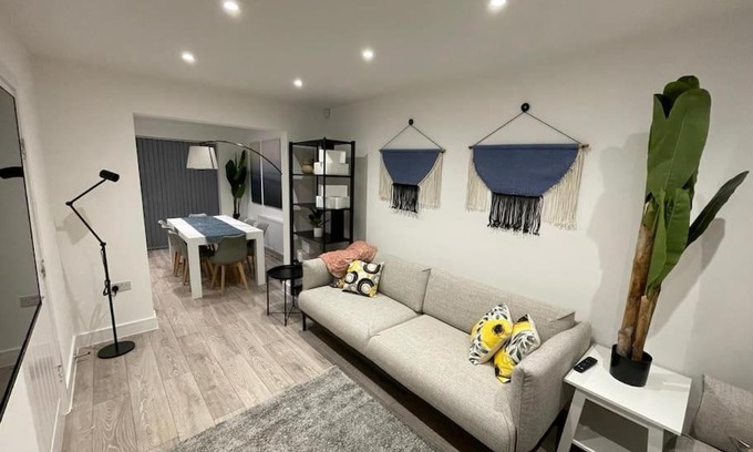 Manchester Casa | New 4 bedrm house! Parking. 10min to City/Etihad