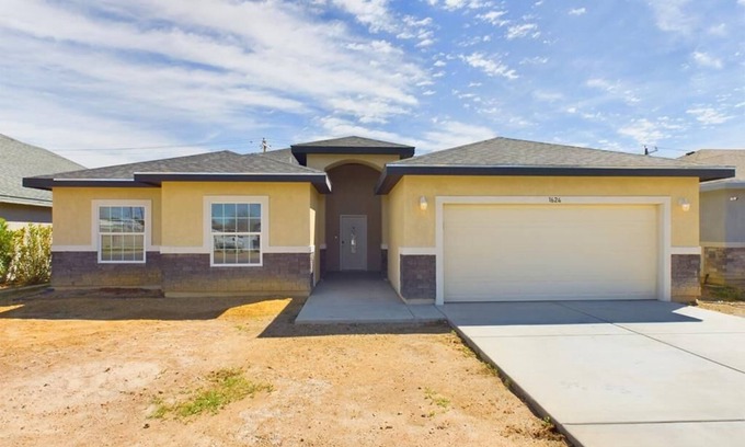 Pecos Casa | ¡Casa espaciosa y hermosa de nueva construcción en el histórico Pecos, Texas!