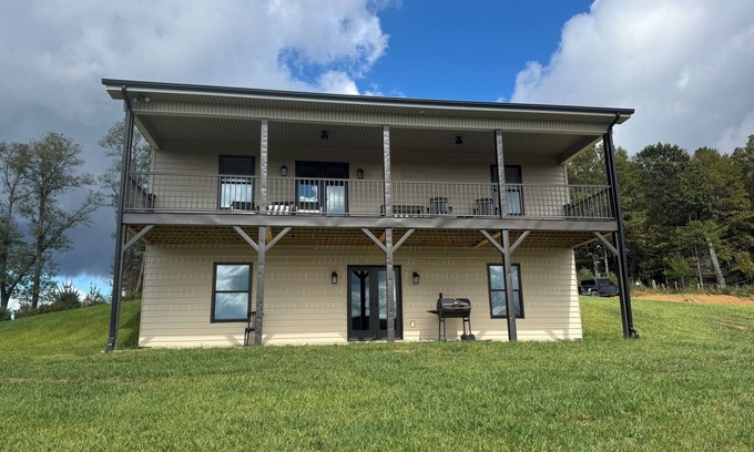 West Jefferson Casa | New 4 bedroom house secluded with Mountain View’s and access to New River