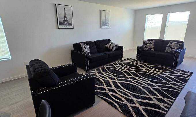 San Antonio Casa | New 4-bedroom house. Located just outside 1604. West side of San Antonio