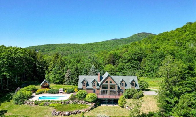 Jackson Chalet De Esquí | NEW 4 bedroom mountaintop chalet just above North Conway, ideal location.