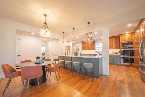 Central Oklahoma City Casa | New 4 Br, Okc, Walk 2 Ou Med, Sleeps 8, 4 King Bed