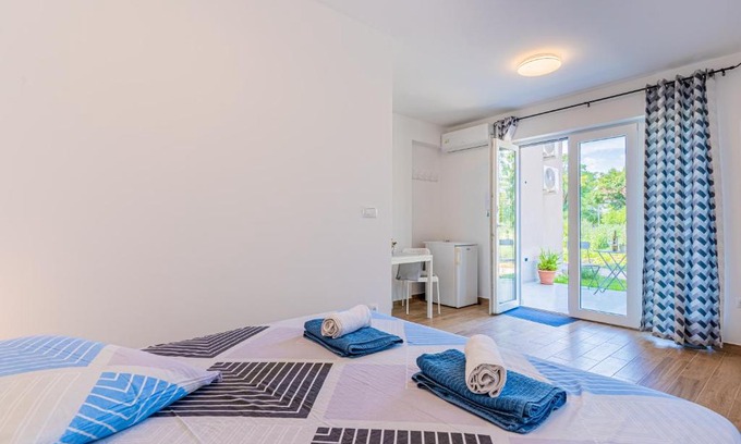 Cres Casa | New 4 star Room M&A in town Cres
