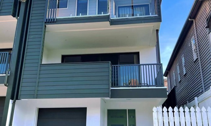 Taringa Casa | New 4BR 3Bath Duplex/Train station/Modern Comfort