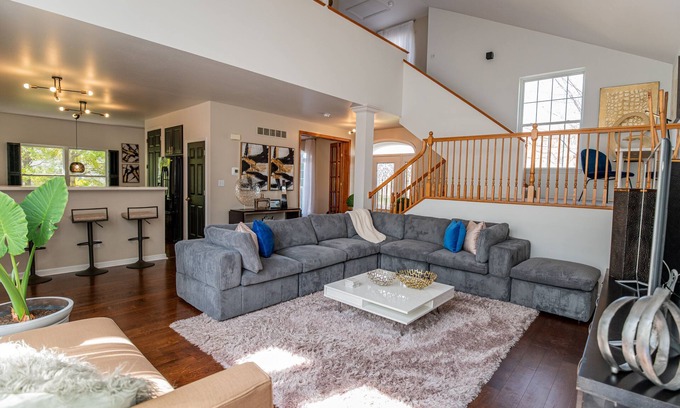 The Gate Casa | NEW 4BR house w/2 King Suites Garage Parking