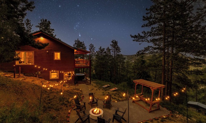 Bailey Casa | New 4BR Luxe Getaway Stunning Views/ Hot Tub/ Home Theater & Games- Pet Friendly