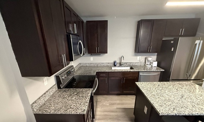 Burns Park Apartamento | * NEW * 4BR Retreat | Heart of Campus w/Parking