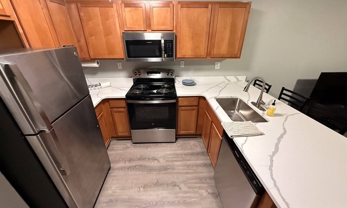 Burns Park Apartamento | * NEW * 4BR Retreat | Heart of Campus w/Parking