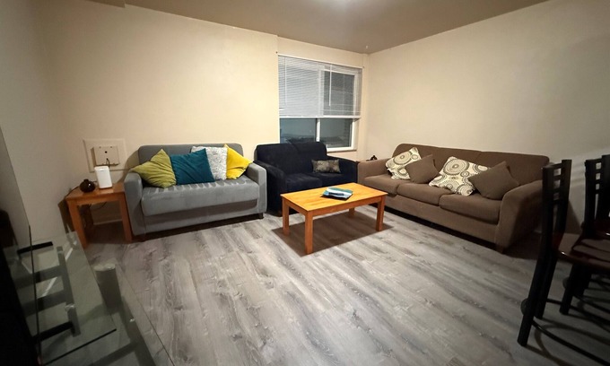 Burns Park Apartamento | * NEW * 4BR Retreat | Heart of Campus w/Parking