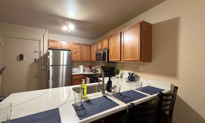 Burns Park Apartamento | * NEW * 4BR Retreat | Heart of Campus w/Parking