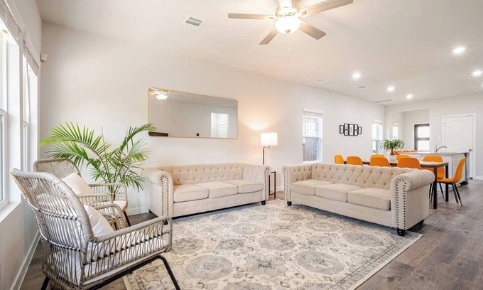 Magnolia Casa | NEW 4BR Retreat with Game Room + 75” TV Near The Woodlands Trails & Shops