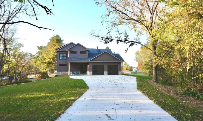Apple River Casa | New 5-bedroom house at Apple Canyon Lake. 30 minutes from downtown Galena!